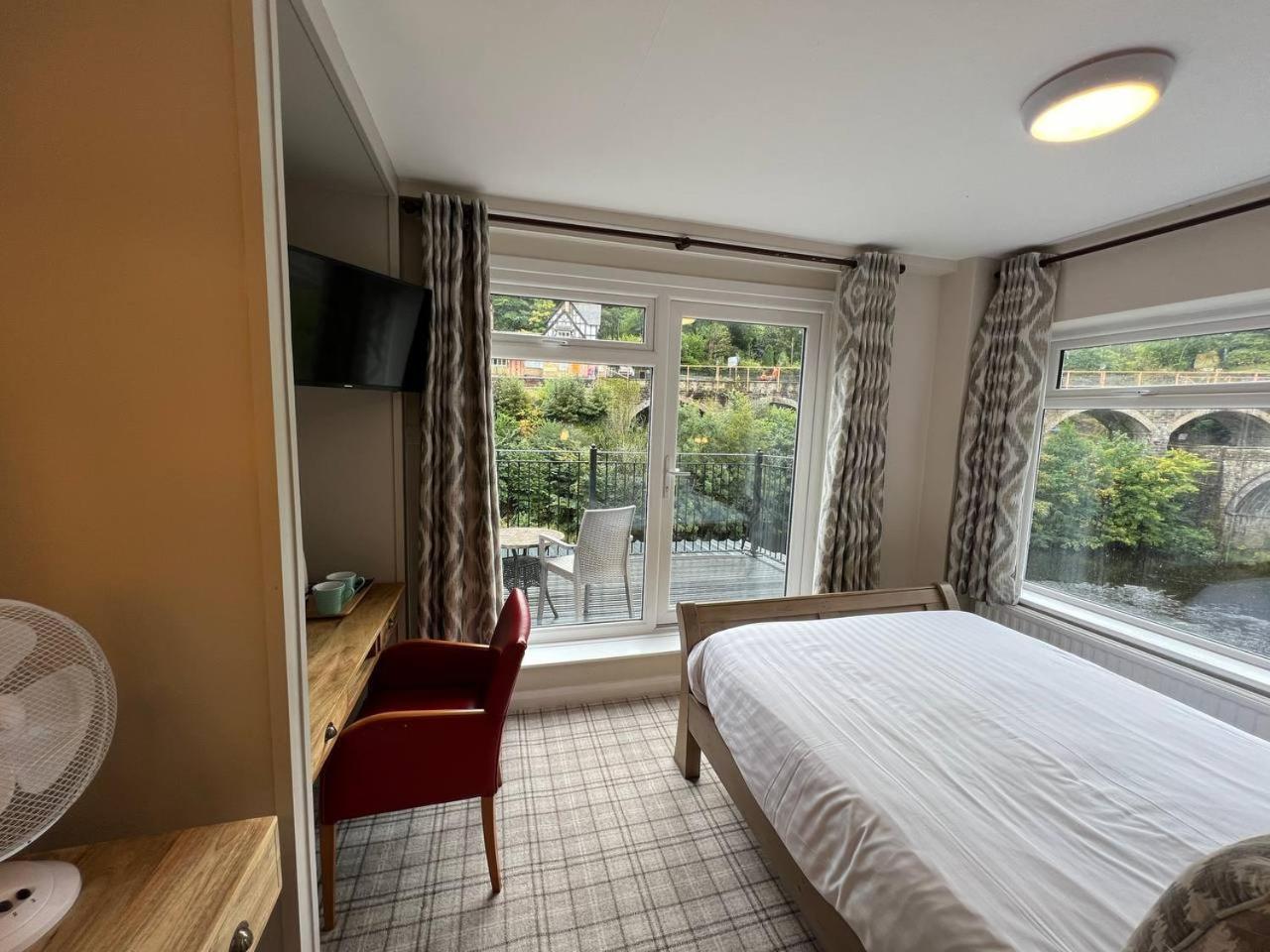 The Chainbridge Hotel Llangollen Esterno foto