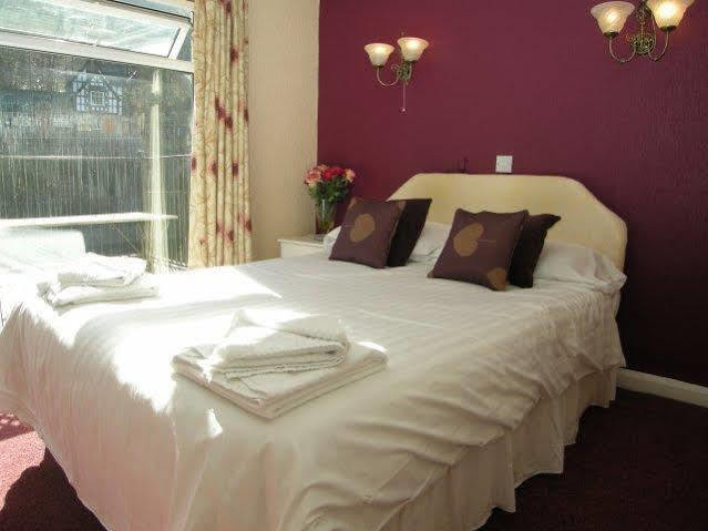 The Chainbridge Hotel Llangollen Esterno foto